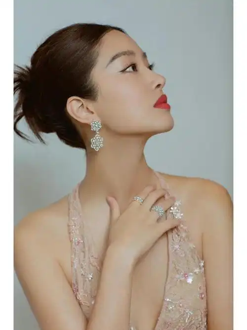 "杨采钰"真豁得出去!穿肉色深v羽毛裙拍照,若隐若现又美又欲