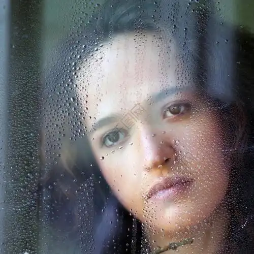 玻璃后面的女孩