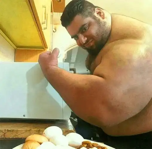 1巴基斯坦绿巨人巴基斯坦25岁男子哈亚特拥有惊人的身材,身高超过1米9