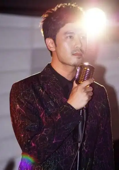 回顾娶了摇滚女神谭维维生下一儿一女陈亦飞的生活幸福吗