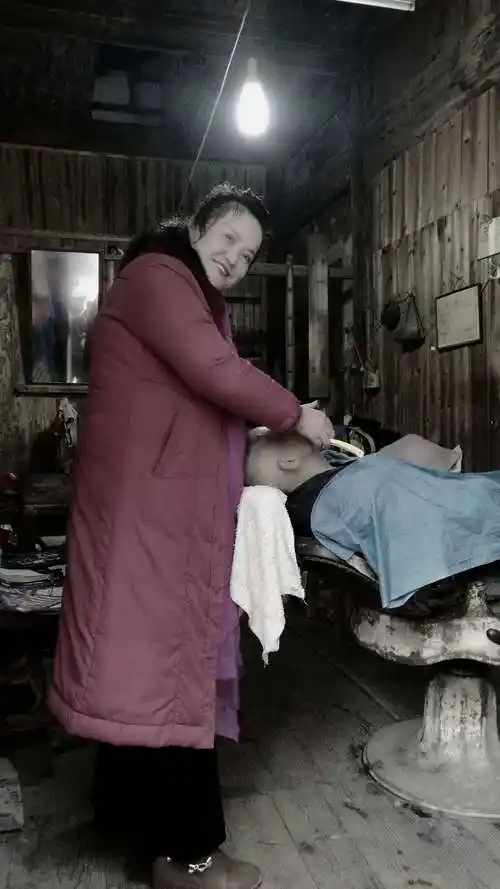 30年前的老式理发店,在古镇依然存在,金姐走进店铺,亲自为92岁的