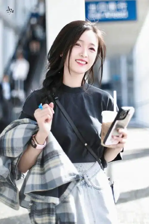 吴宣仪说自己牙贴片已经取了真好又可以看甜美可人的吴宣仪