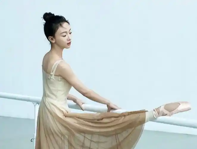 大家对于吴谨言的认识就是演员,但实际上小时候的她更喜欢舞蹈.