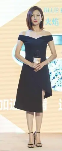 这款黑色连衣裙,修身款式,凸显江疏影s型曲线,搭配一字带凉鞋,更加