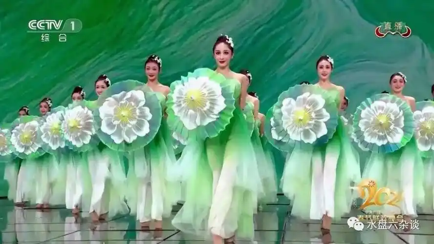 舞蹈《茉莉花》主要描绘了一位江南美女想摘茉莉花,又担心受到责骂,被