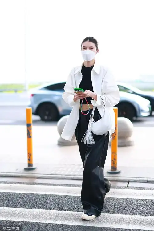 何穗穿黑色露脐装搭白衬衣机场出行 身材纤细气场全开_影视资讯网明星