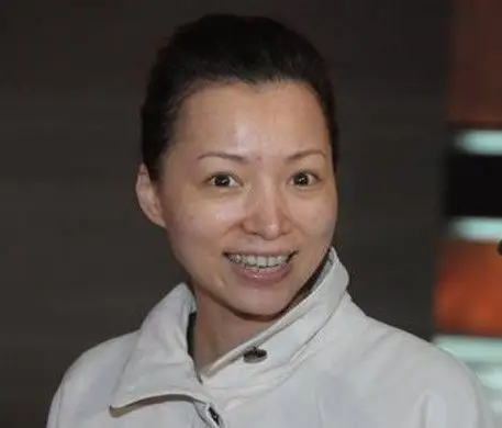 董卿怀抱字画返京 素颜现身无人识