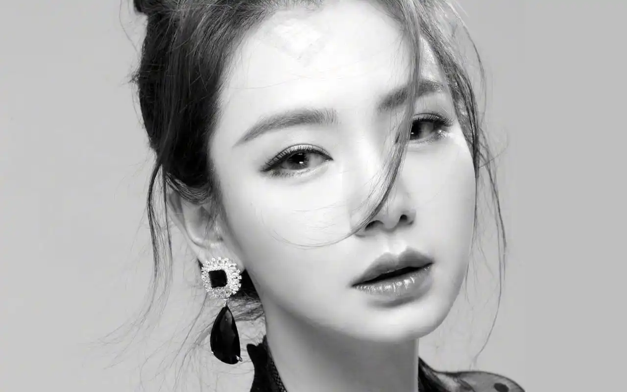 戚薇时尚杂志黑白写真高清桌面壁纸