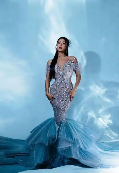 吉克隽逸一组海洋女神的照片,下摆散开像是美人鱼的尾巴