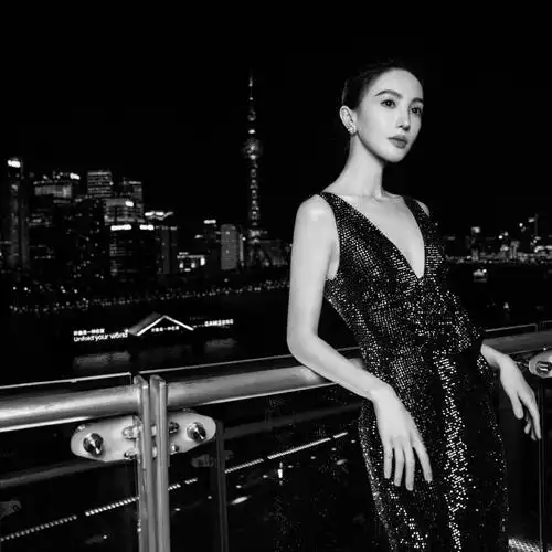 金晨深v黑色镶钻裙##金晨盘发气质