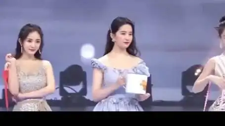 女明星有多爱搞小团体,关晓彤独站一旁,杨幂爱搞小团体