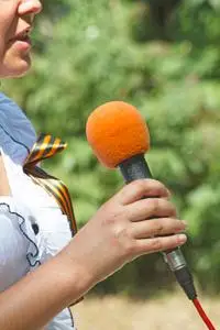 快乐集团的手指表情与社会聊天标志和演讲 b带麦克风的记者话筒高级女