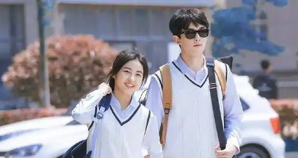 张子枫吴磊拍"情侣大片",手的位置引热议,这是男友专属吧?