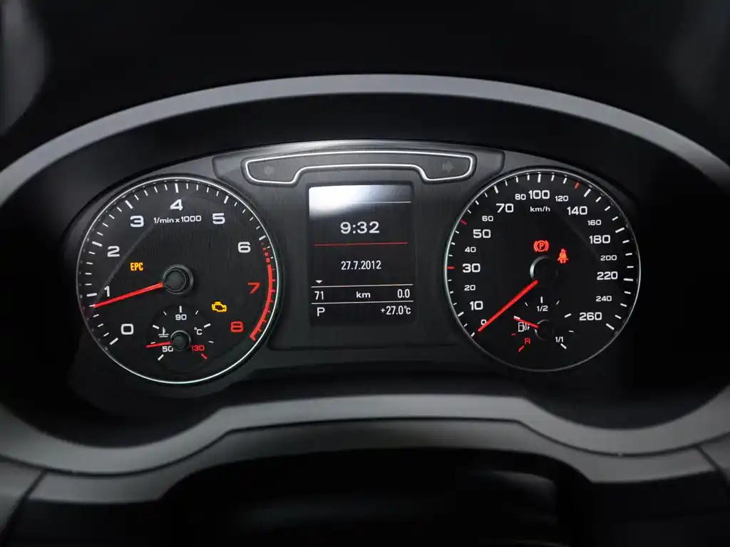 汽车图库 奥迪 进口奥迪 奥迪q3(进口)(64/119) 内饰 仪表盘 参考成交