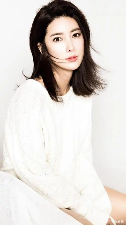 军中女花王珂,气质优雅,小酒窝很迷人