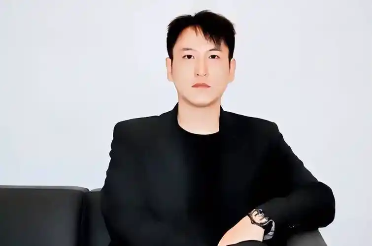 "汤臣少主"汤珈铖:,18岁做霸总身家百亿,39未婚成父母心病