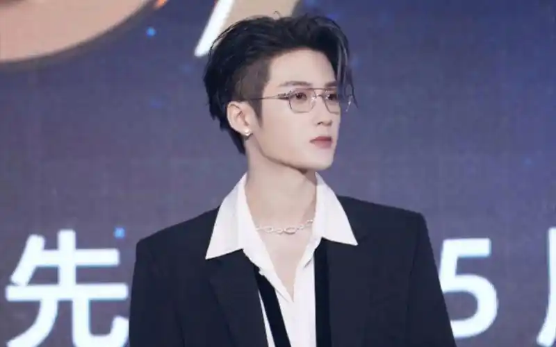 【檀健次】大哥是连鬓角都很好看的男人,近期都不是这种发型了