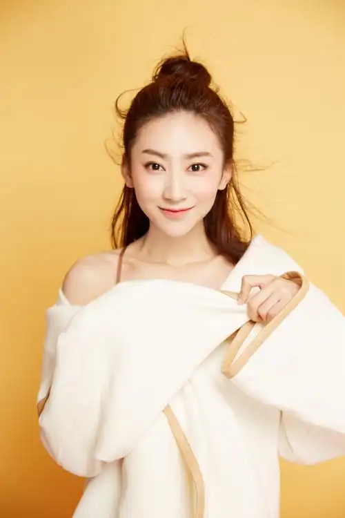 赵艺最新时尚大片俏皮解锁睡衣风