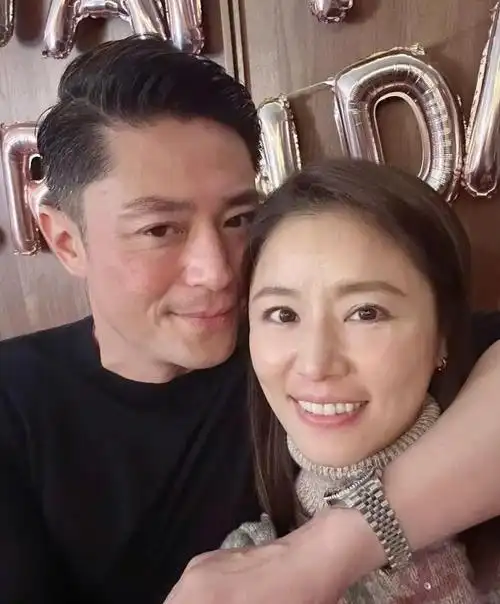 胡歌平时一直都很低调,而且也一直在拍戏,霍建华就不同了,结婚后事业