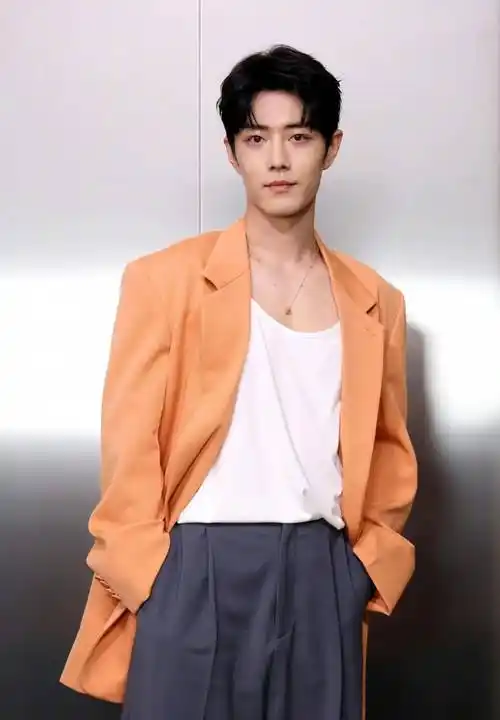 肖战米兰时装周橙色西装在人群中如此引人注目,优雅又从容_玫瑰_集团