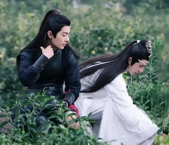 王一博肖战为宣传新剧把自拍照p成表情包斗图好可爱俩男的