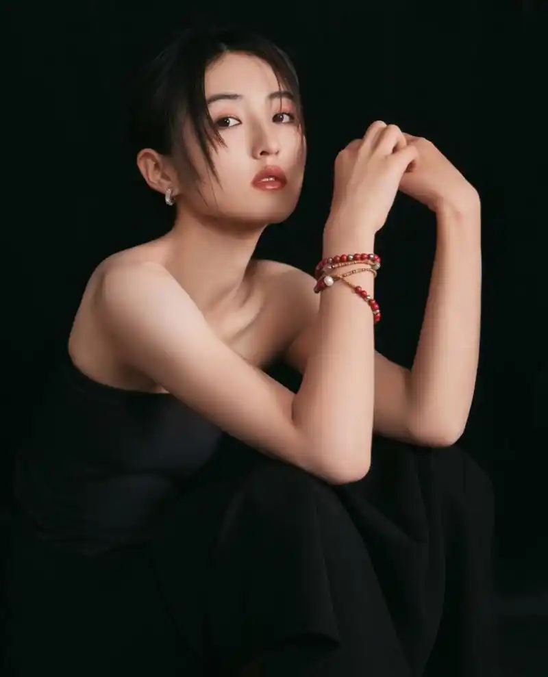 张子枫# 甜美清纯的容颜,白皙细嫩的肩颈线,窈窕曼妙的凹凸身材,丰满