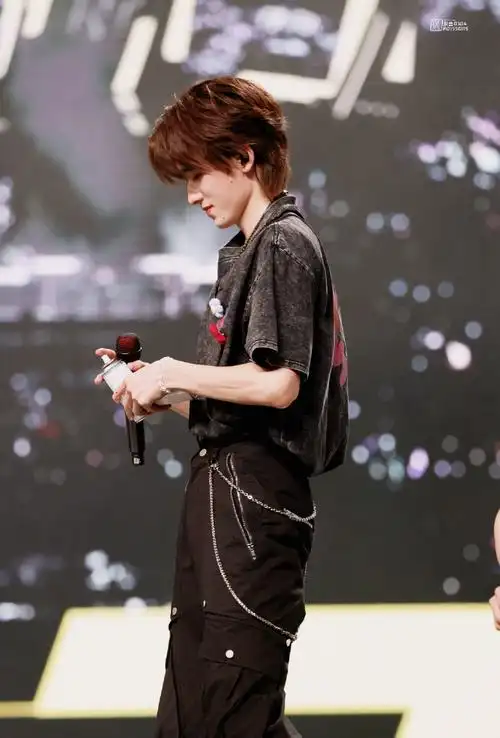 宋亚轩楼外楼演唱会##宋亚轩solo舞台不枉##今日星拍放送