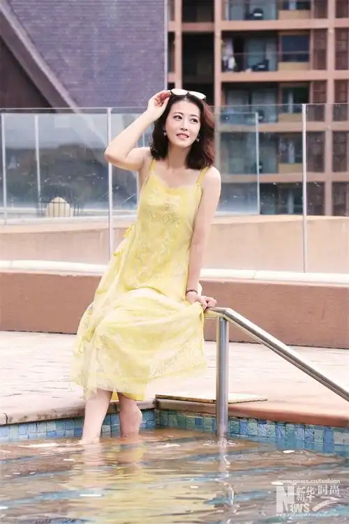 周海媚池边嬉水黄色蕾丝长裙优雅不失率性