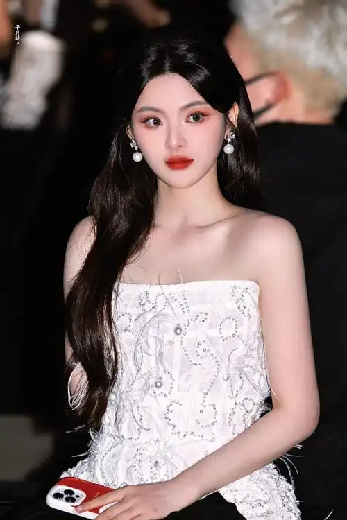 杨超越钉珠蕾丝裙##杨超越上海时装周