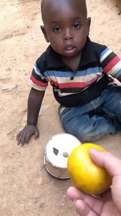 非洲小黑孩,就这教养,东西拿了就跑!