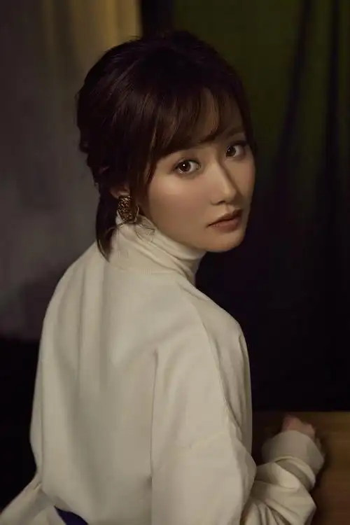 组图:张逗逗曝复古风质感写真 光影之间文艺范十足