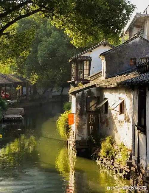 江南,是一片水乡美地,绵延湿润的大地上,无数的江河湖泊将这片土地串