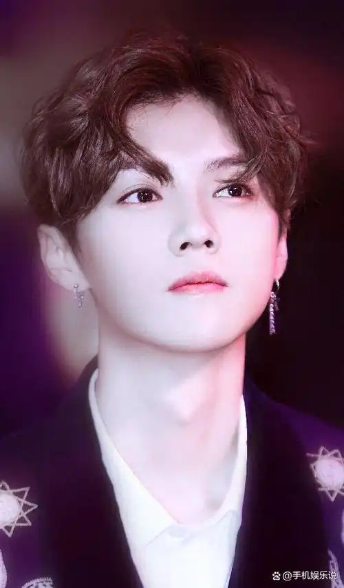 在演艺界,还真没有见过比鹿晗脸部皮肤更白的男人了.