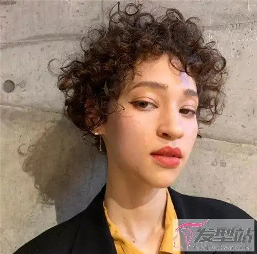 短发女生爆炸卷 凌乱美又洋气_发型站_最新流行发型设计发型图片与