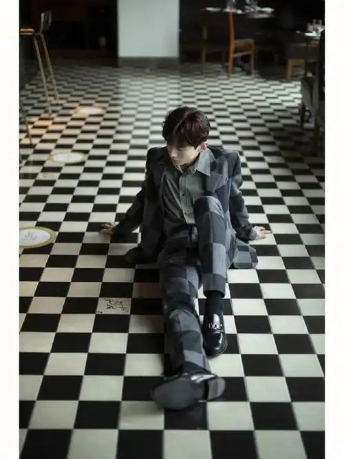 白敬亭格子西装皮鞋黑袜