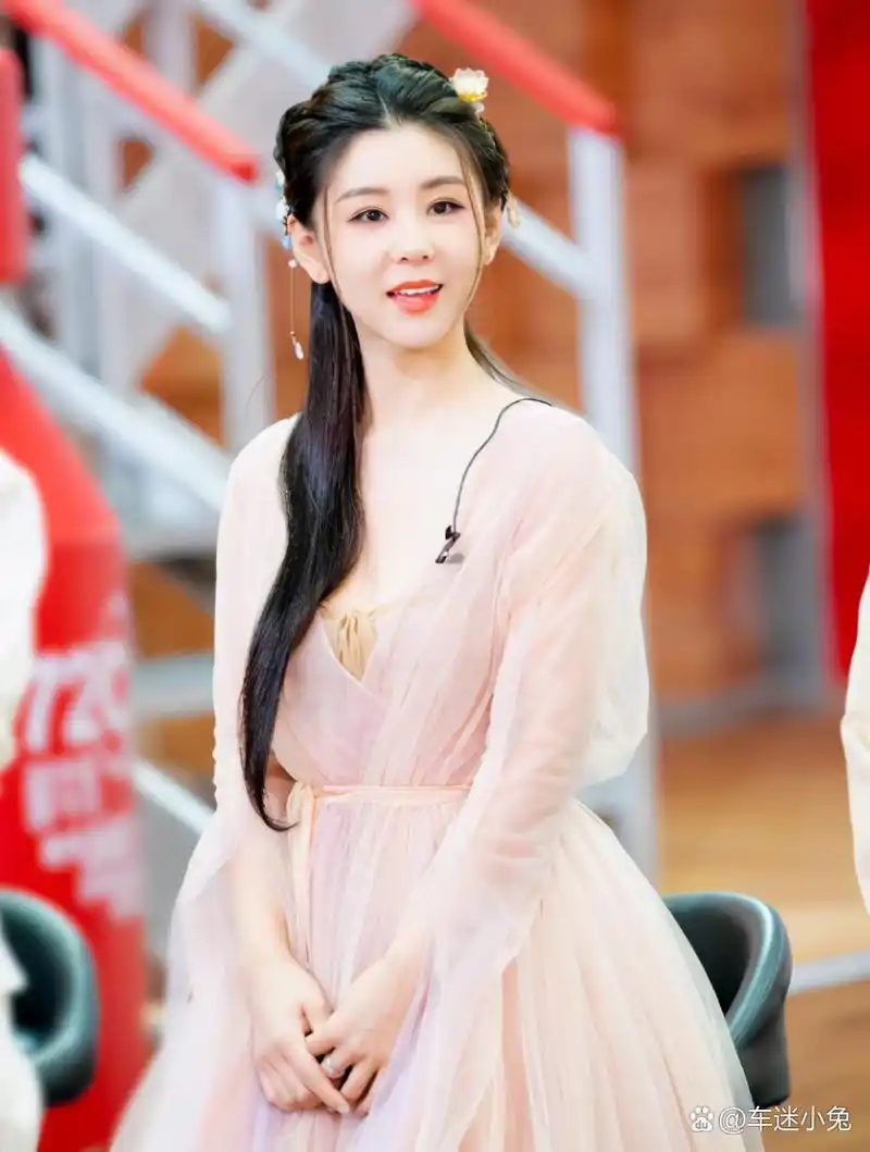 李小萌:娱乐圈的清流,坚守原则的演员 李小萌,一位拥有出色演技和甜美