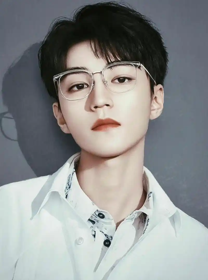 王俊凯神图壁纸