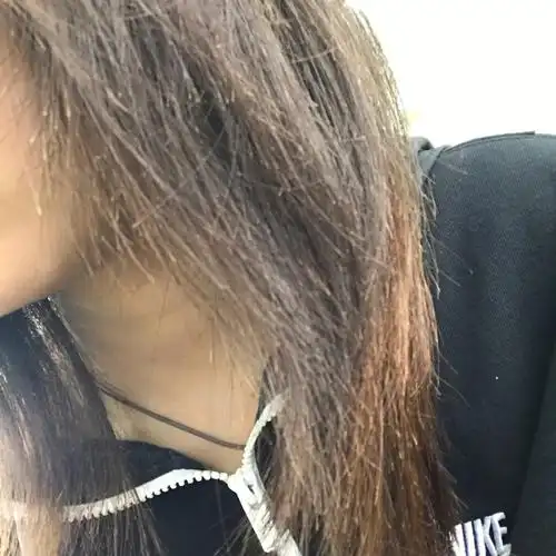 发质受损的鲻鱼头长长后