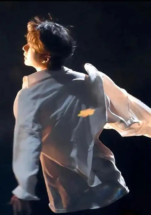 240206阳光少年王一博用舞蹈诠释梦想收获满满爱与祝福