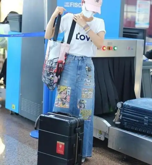 奥利给!马伊琍又时髦起来了,穿白t配牛仔长裙走机场,值得点赞
