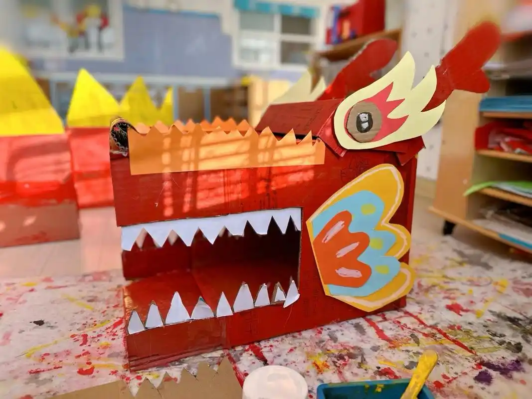 制作《舞龙》 龙年即将到来,为了营造节日气氛,孩子们用纸箱做了做了