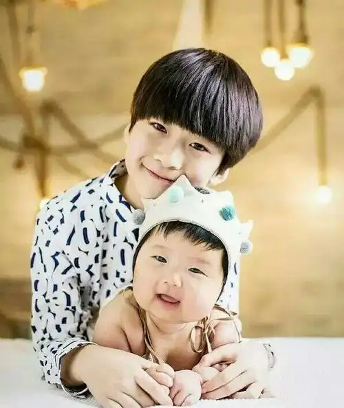 张亮儿子天天晒妹妹的照片,网友:这简直女版的天天!