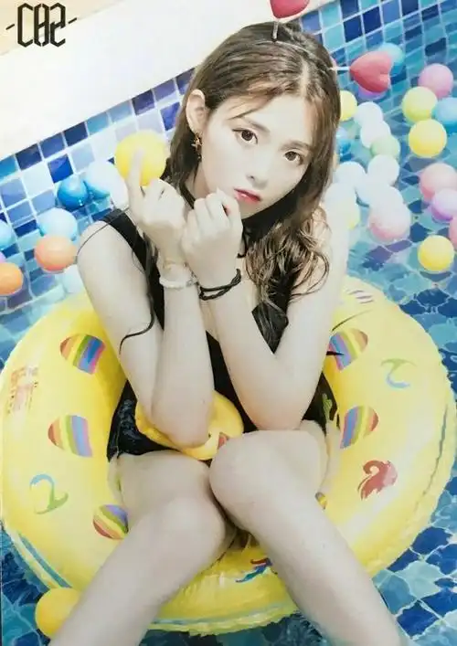 杨超越湿发泳装__财经头条