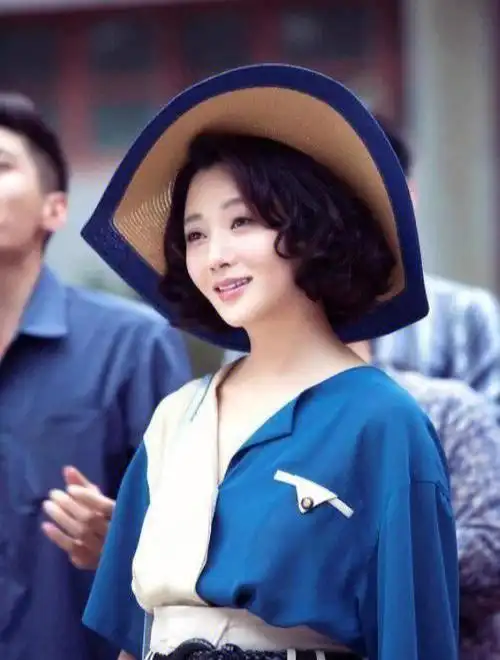 殷桃复古穿搭真的绝了小莫大夫好有气质