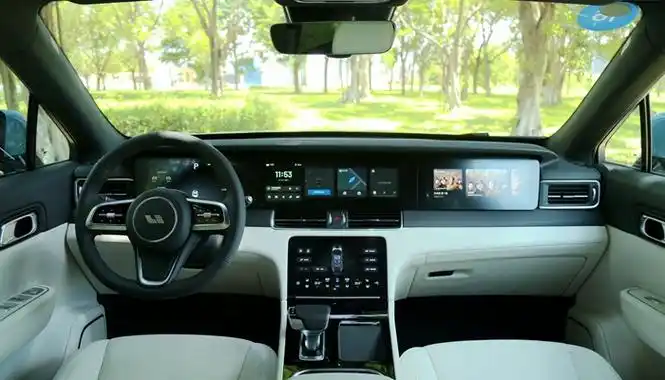 相比起"老气横秋"的外观设计,理想one内饰部分的表现反而给到了我们极