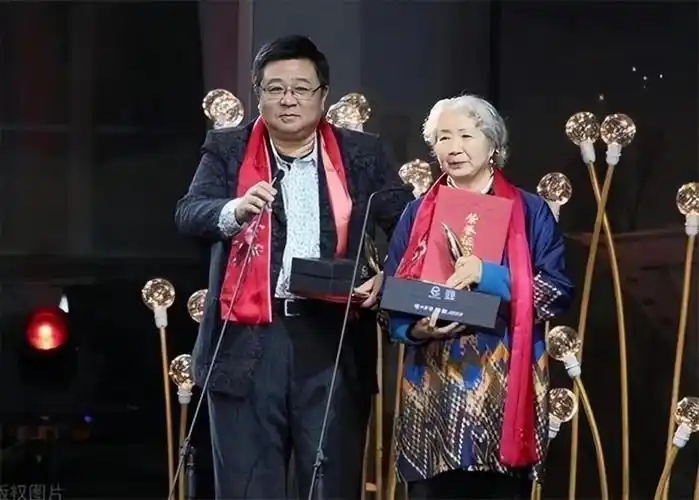 回顾著名演员梁冠华与妻子唐烨互相成就恩爱33年生活幸福甜蜜