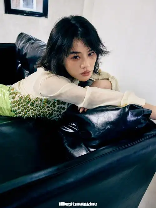 马思纯再登杂志封面大秀窈窕身姿性感妩媚五官精致令人心动