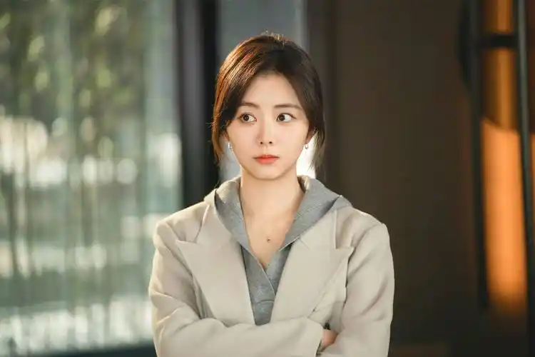 娱乐点评:谭松韵,成毅,罗云熙,孟美岐,白敬亭,朱正廷_公司_续约_平台