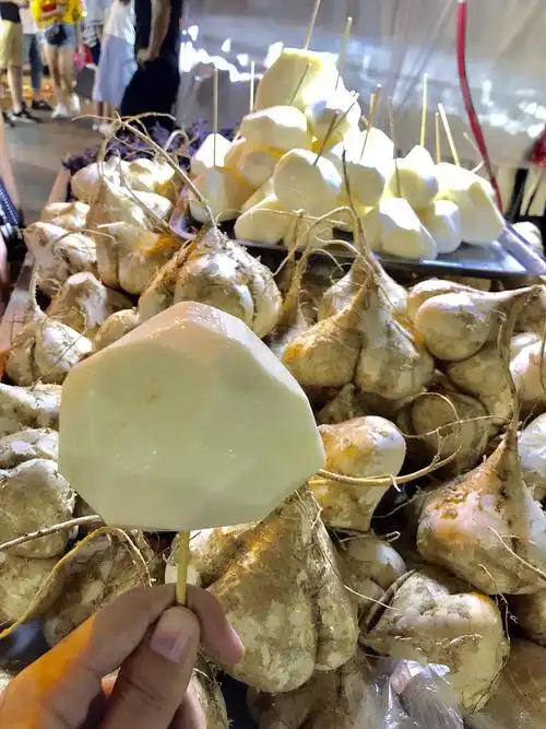 没见过,没吃过,她叫它地瓜,居然叫地瓜.尝一下,不好吃.