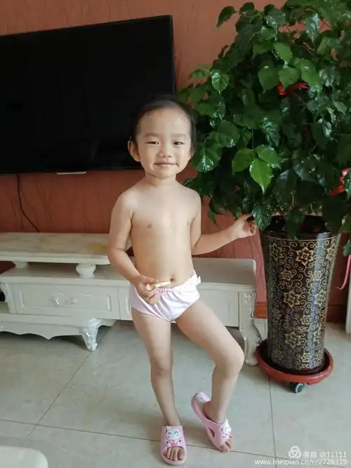 太热了今天白天太热了,我跟姥姥说要光膀子拍照,姥姥说可以,然后就这